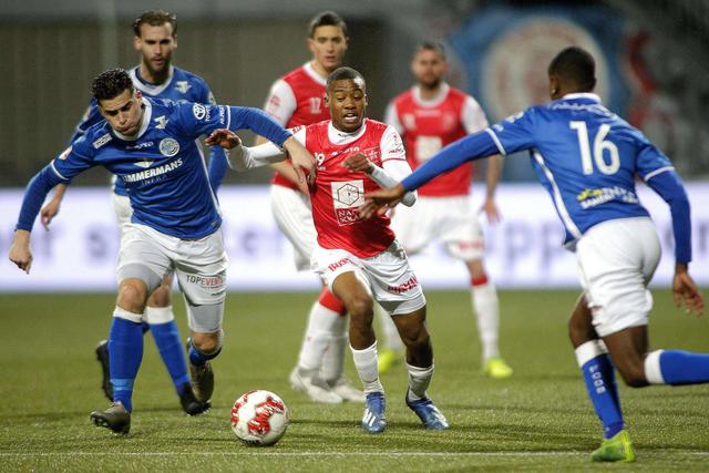 自信地高举 自信地高举